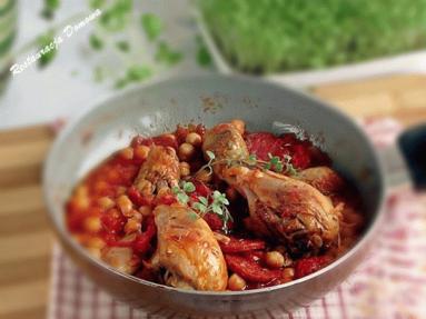 Udka kurczaka w pomidorach z chorizo i cieciorką-obiad błyskawiczny