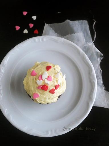 Walentynkowe muffinki z czerwonym winem i waniliowym kremem.