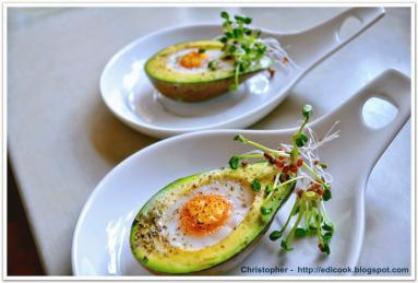 Wielkanocne śniadanie - awokado z jajkiem.