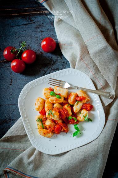 Ziemniaczane gnocchi z sosem ze świeżych pomidorów.