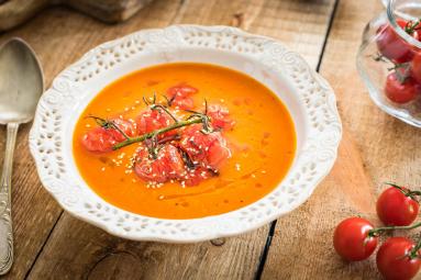 Zupa dyniowa z pomidorami oraz nutą sezamu