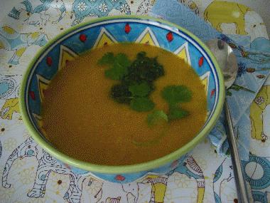 Zupa marchewkowo-pomarańczowa z imbirem i kolendrą 