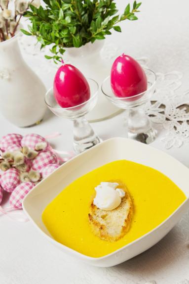 Zupa z żółtej papryki z zapieczoną grzanką i jajkiem przepiórczym w koszulce