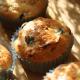 Muffiny ze szparagami, szynką parmeńską i oliwkami