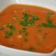 Zupa z czerwonej soczewicy z pomidorami, chili i ciecierzycą