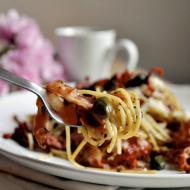 Chrupiący bekon, kapary i suszone pomidory. Pikantne spaghetti.