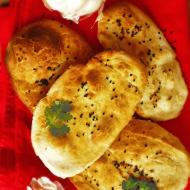 Czosnkowe chlebki naan z kozieradką