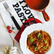 Domowy makaron tagliatelle z sosem ze świeżych pomidorów