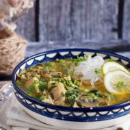 Kokosowa zupa z curry, kurczakiem i makaronem ryżowym