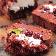 Kopiec kreta z pijanymi wiśniami i śmietaną o smaku tiramisu