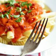 Paprykowy makaron z kiełbasą chorizo