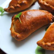 Pierogi drożdżowe z cieciorką, suszonymi pomidorami i serem camembert