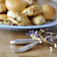 Pierożki krucho-drożdżowe z wytrawnym nadzieniem