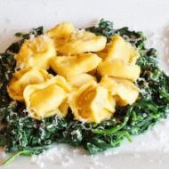 Pierożki tortellini ze szpinakiem i ricottą