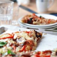 Pizza po raz kolejny (z mąką kukurydzianą)