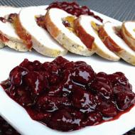 Rolada z indyka w szynce parmeńskiej z sosem wiśniowym