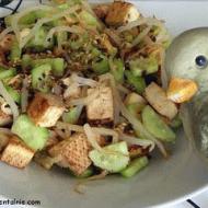Sałatka z tofu, ogórków i kiełków