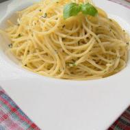 Spaghetti z okruszkami i  bazylią 