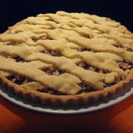 Tarta z różą i orzechami włoskimi