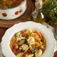 Zimowa minestrone z ciecierzycą i cappelletti