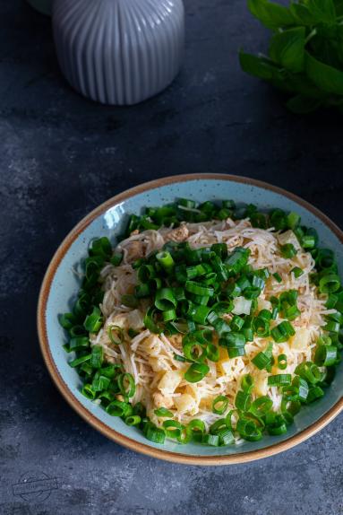 Zdjęcie - Sałatka z makaronu ryżowego z ananasem i kurczakiem - Przepisy kulinarne ze zdjęciami