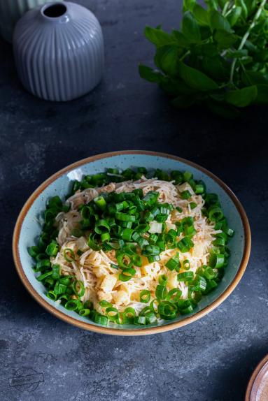 Zdjęcie - Sałatka z makaronu ryżowego z ananasem i kurczakiem - Przepisy kulinarne ze zdjęciami