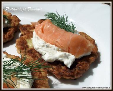 Zdjęcie - Placki z kabaczka z łososiem, ricottą i kolorowym pieprzem  - Przepisy kulinarne ze zdjęciami