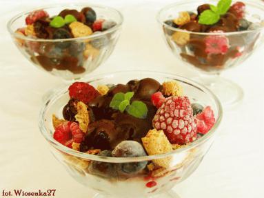 Zdjęcie - Letnie owoce z ciasteczkami migdałowymi i gorącym sosem  czekoladowym  - Przepisy kulinarne ze zdjęciami