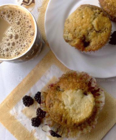 Zdjęcie - Waniliowo-kawowe muffinki z jeżynami - Przepisy kulinarne ze zdjęciami