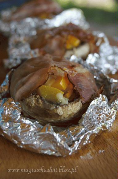 Zdjęcie - Pieczarki w szynce parmeńskiej   - Przepisy kulinarne ze zdjęciami
