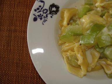 Zdjęcie - Tortellini z cukinią w sosie  ziołowym  - Przepisy kulinarne ze zdjęciami