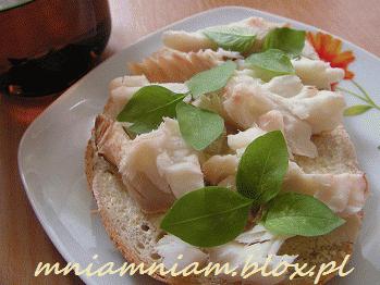 Zdjęcie - Kanapka z wędzonym dorszem i bazylią  cytrynową  - Przepisy kulinarne ze zdjęciami