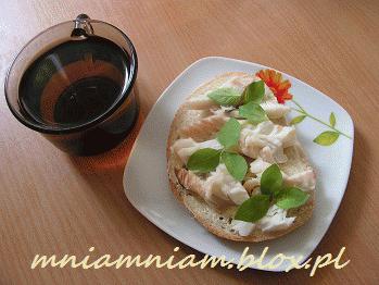 Zdjęcie - Kanapka z wędzonym dorszem i bazylią  cytrynową  - Przepisy kulinarne ze zdjęciami