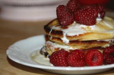 Zdjęcie - pancakes z malinami i miodem - Przepisy kulinarne ze zdjęciami