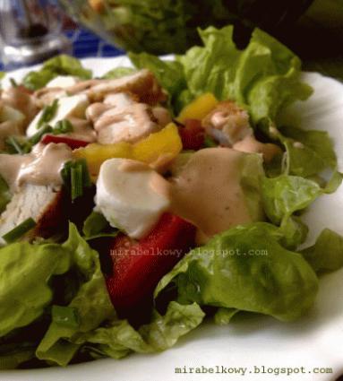 Zdjęcie - Kolorowa sałatka z papryką - Przepisy kulinarne ze zdjęciami