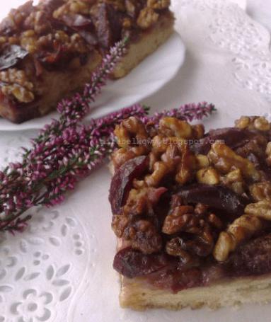 Zdjęcie - Drożdżowe ze śliwkami i orzechami w karmelu - Przepisy kulinarne ze zdjęciami