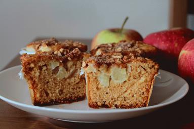 Zdjęcie - Muffinki zjabłkami i  cynamonem  - Przepisy kulinarne ze zdjęciami