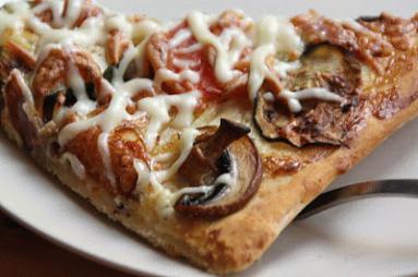 Zdjęcie - pizza "po wiejsku" - Przepisy kulinarne ze zdjęciami