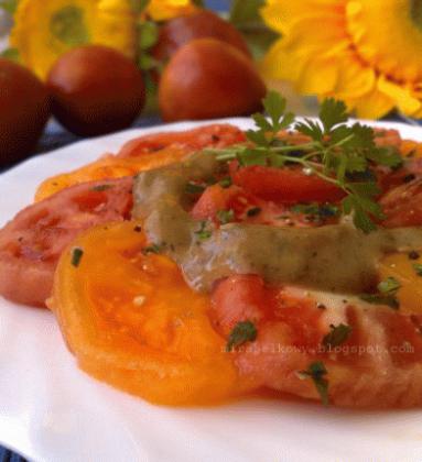 Zdjęcie - Galicyjska sałatka z pomidorów - Przepisy kulinarne ze zdjęciami