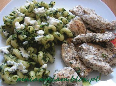 Zdjęcie - Kurczak z makaronem "na  zielono"  - Przepisy kulinarne ze zdjęciami
