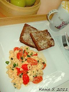 Zdjęcie - Kremowa jajecznica z pomidorkami koktajlowymi i grecką bazylią - Przepisy kulinarne ze zdjęciami