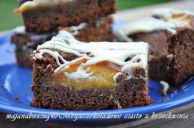 Zdjęcie - Mocno czekoladowe ciasto z brzoskwiniami  - Przepisy kulinarne ze zdjęciami