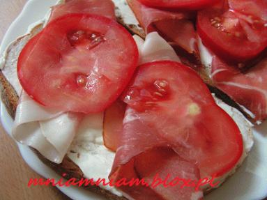 Zdjęcie - Kanapka z serkiem czosnkowym i szynką  szwarcwaldzką  - Przepisy kulinarne ze zdjęciami