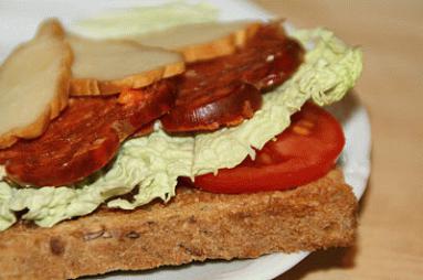Zdjęcie - tost z wegierskim salami - Przepisy kulinarne ze zdjęciami
