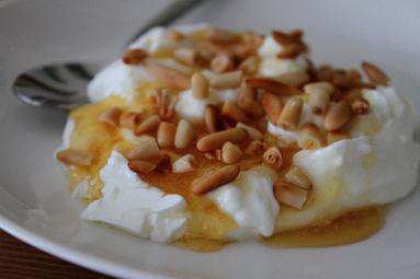 Zdjęcie - Jogurt z miodem i orzechami  pinii  - Przepisy kulinarne ze zdjęciami