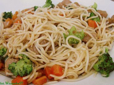 Zdjęcie - Makaron po chińsku z  brokułami  - Przepisy kulinarne ze zdjęciami