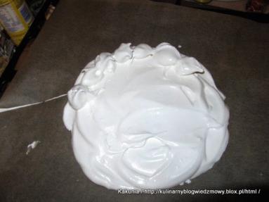 Zdjęcie - tort bezowy ze śmietaną  - Przepisy kulinarne ze zdjęciami