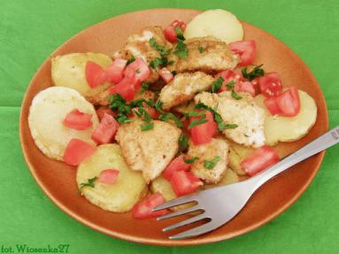Zdjęcie - Sałatka ziemniaczana  z panierowanym  kurczakiem  - Przepisy kulinarne ze zdjęciami