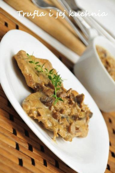 Zdjęcie - Sznycel z indyka z sosem  grzybowym  - Przepisy kulinarne ze zdjęciami