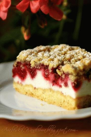Zdjęcie - Kruche ciasto z malinami i budyniową pianką - Przepisy kulinarne ze zdjęciami